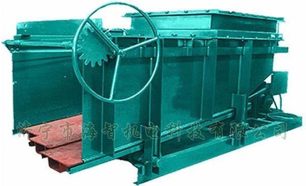 導(dǎo)料槽設(shè)有多個(gè)活動(dòng)式底板，底板在回程過(guò)程中可以承受物料所帶來(lái)的摩擦力